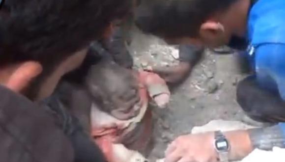 El dramático rescate de un bebe sirio sepultado por bombardeo