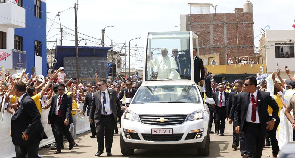 El fervor que embarga al pueblo de Trujillo con la visita del Papa Francisco volvió a manifestarse en el barrio de Buenos Aires, afectado por El Niño Costero. (Foto: Andina)