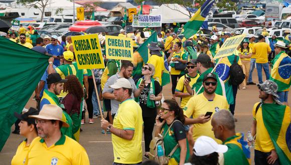 Partidarios del presidente brasileño Jair Bolsonaro participan en una manifestación para pedir una intervención federal frente al cuartel general del Ejército en Brasilia el 15 de noviembre de 2022. (Foto: Sergio Lima / AFP)