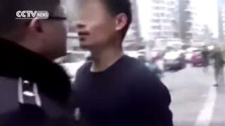 Ambulante besó a un oficial en pleno enfrentamiento con Policía