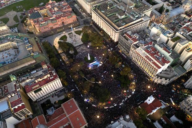 Vista aérea durante una marcha en protesta por el ajuste presupuestario a las universidades públicas, en Buenos Aires, el 23 de abril de 2024. (Foto de Luis ROBAYO / AFP)