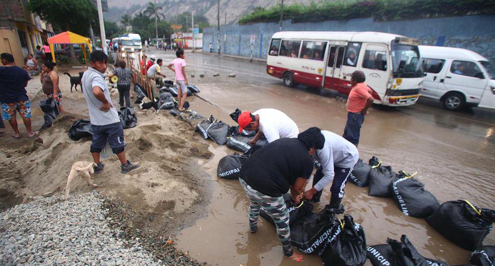 Sacos de arena fueron colocados estratégicamente y ayudaron al desvío del huaico. (Foto: Félix Ingaruca / GEC)