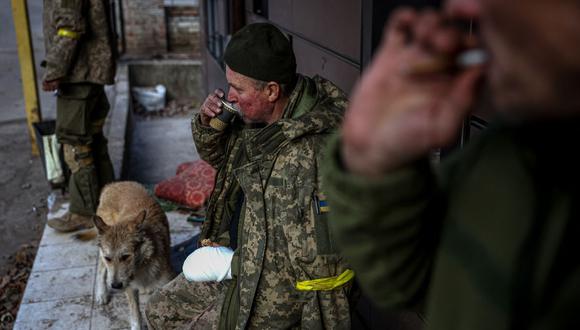 Soldados ucranianos heridos fuman cigarrillos en un hospital móvil de estabilización en las cercanías de Bakhmut, región de Donetsk, el 3 de diciembre de 2022, en medio de la invasión rusa de Ucrania. (Foto de ANATOLII STEPANOV / AFP)