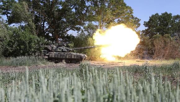 Los petroleros ucranianos disparan contra posiciones de primera línea cerca de la ciudad de Soledar, región de Donetsk.