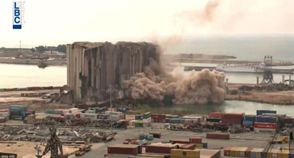 Esta captura de video muestra partes de los silos de granos de Beirut colapsando el 31 de julio de 2022. (AFP).