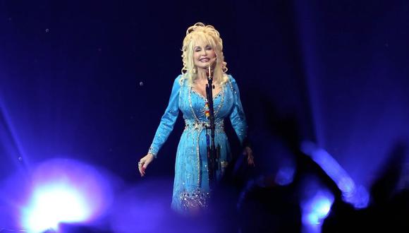 Dolly Parton, estrella de la música country, anunció que la plataforma digital Netflix emitirá en 2019 una serie basada en sus canciones. (Foto: Agencia)