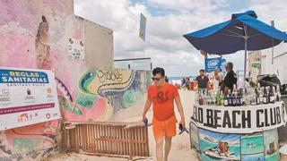Turistas desbordan las playas de Cancún sin mascarillas ni sana distancia, pero con mucho alcohol