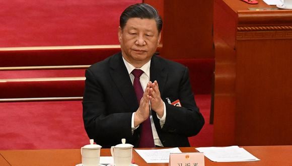 El presidente de China, Xi Jinping, aplaude durante la tercera sesión plenaria de la Asamblea Popular Nacional (APN) en el Gran Salón del Pueblo en Beijing el 10 de marzo de 2023. (Foto de NOEL CELIS / AFP)