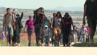 Miles de migrantes cruzan Serbia [VIDEO]