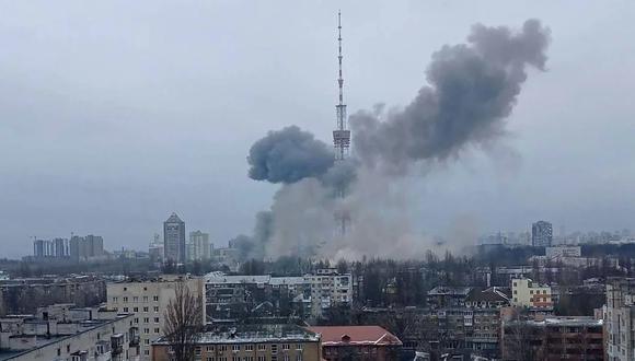El área que rodea una enorme torre de televisión en Kiev después de ser golpeada por ataques militares el martes. (Foto: CNN)