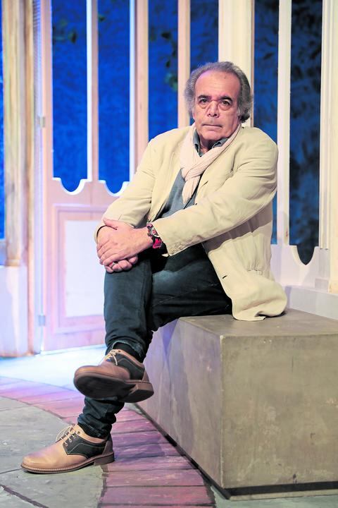 El reconocido director Édgar Saba es el encargado de llevar a buen puerto esta obra ganadora del Certamen AAT para Textos Teatrales 2015. (Foto: Hugo Pérez)