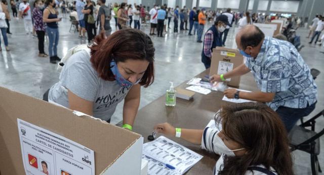 Una nacional peruana residente en Estados Unidos emite su voto en el centro de votación ubicado en el Miami Beach Convention Center en Miami Beach, Florida, Estados Unidos. (EFE / EPA / CRISTOBAL HERRERA-ULASHKEVICH).