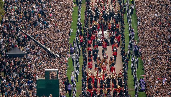 La procesión ceremonial que sigue al ataúd de la reina Isabel II, a bordo del coche fúnebre estatal, recorre The Long Walk en Windsor el 19 de septiembre de 2022, haciendo su viaje final al castillo de Windsor después del servicio funerario estatal de la reina Isabel II de Gran Bretaña.  (Foto de Aaron Chown / PISCINA / AFP)