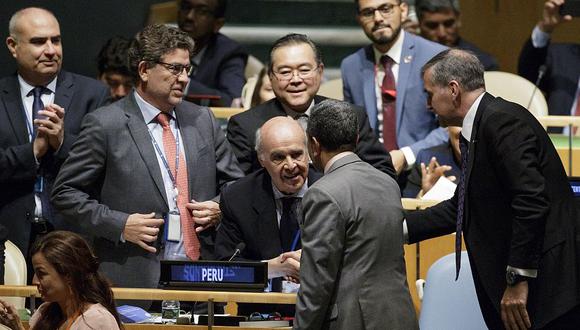 El ministro Ricardo Luna y la delegación reciben felicitaciones después de que Perú fuera elegido para convertirse en uno de los 5 de 10 miembros no-permanentes del Consejo de Seguridad de las Naciones Unidas en la sede de la ONU en Nueva York, EE.UU. (Foto: EFE)