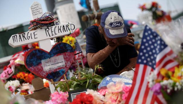 El Paso arropa a hombre que quedó solo en el mundo tras perder a su pareja en el tiroteo. (Foto: Reuters)