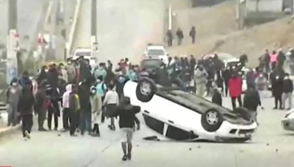 Auto apareció volteado con las llantas hacia arriba en la Av. Agropecuaria mientras a unos metros se desarrollaba el desalojo de la zona conocida como Lomo de Corvina. (Captura: América Noticias)