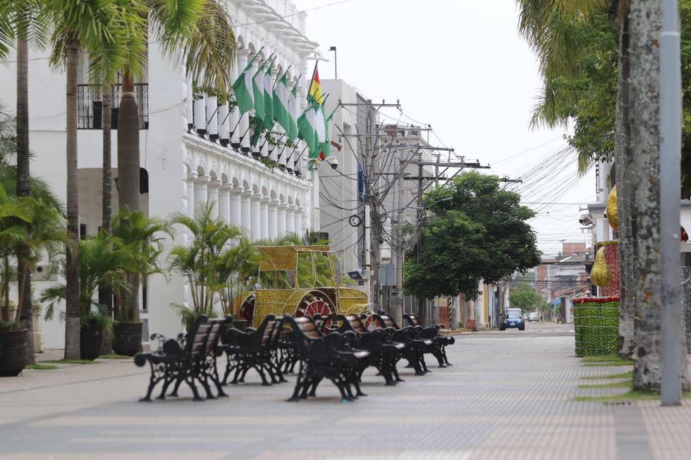 La ciudad de Santa Cruz (Bolivia), la mayor del país, cumple este primer fin de semana de 2021 fuertes restricciones de circulación de gente y vehículos, además de la suspensión de toda actividad para frenar el rebrote del coronavirus. (Texto y foto: EFE).