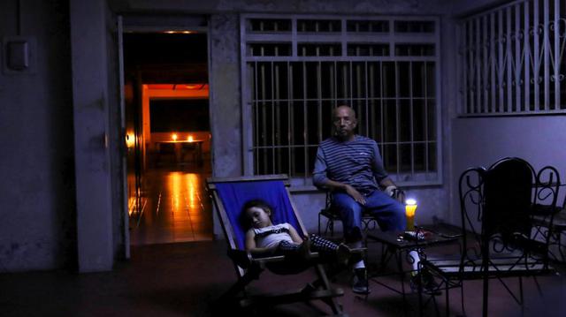 Apagón en Venezuela | Caos, desabastecimiento y muertes: El país petrolero vive más de 60 horas sin energía. (Reuters)