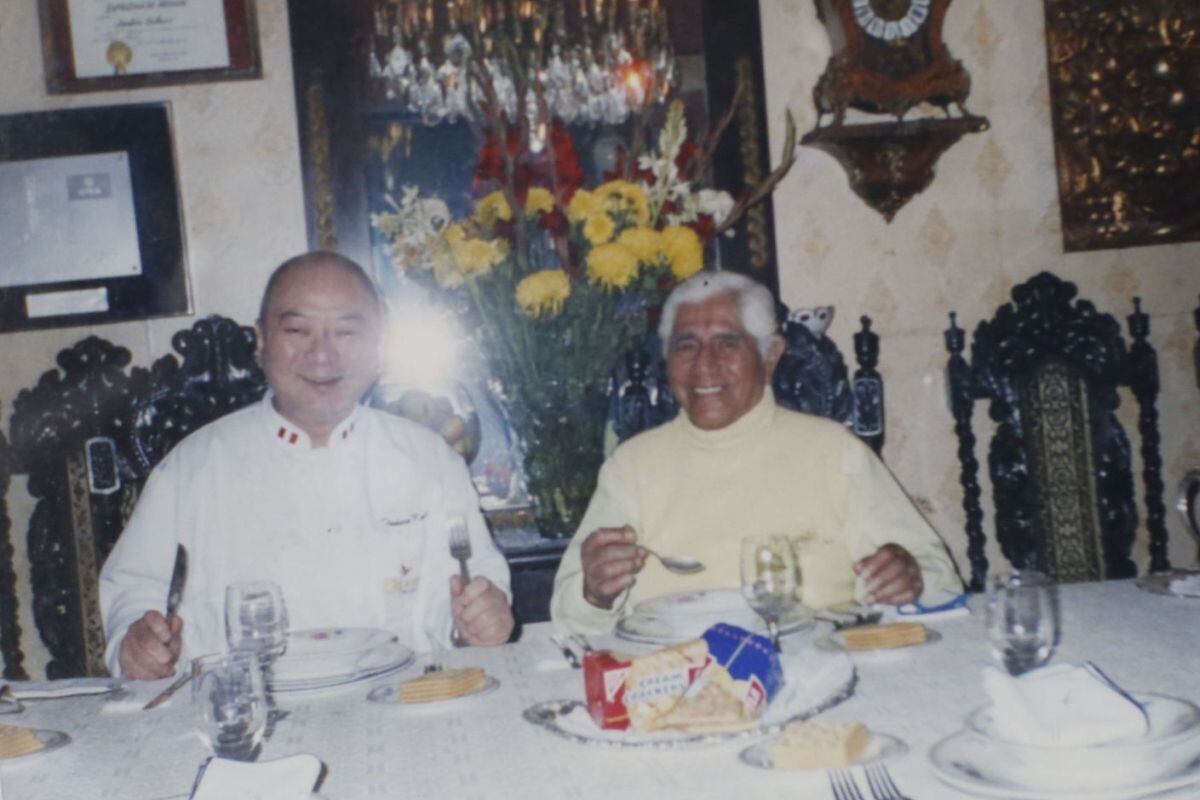 El recuerdo de un gran encuentro: el gran Toshiro Konishi con Pedro Solari almorzando en la casa de Jesús María. (Foto: archivo personal)