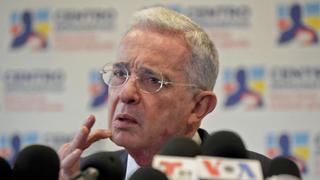 Álvaro Uribe lanza advertencia por subida ‘exagerada’ del precio del dólar