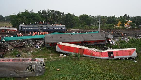 Trabajadores ferroviarios ayudan a restablecer los servicios en el lugar del accidente de una colisión de tres trenes cerca de Balasore, cerca de Bhubaneswar, en el estado oriental de Odisha, el 4 de junio de 2023. (Foto de Punit PARANJPE / AFP)