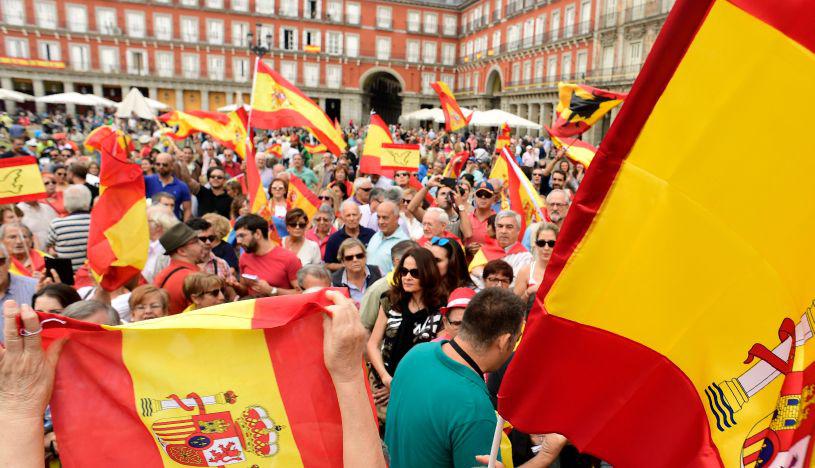 "¡Cataluña es española!": Miles protestan en Madrid contra el referéndum [FOTOS]