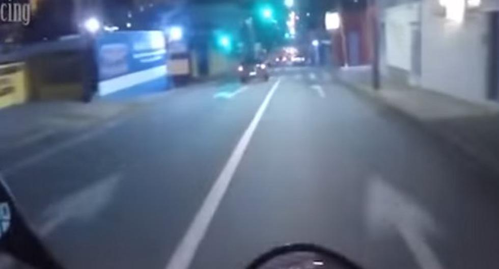 El motociclista no oculta su euforia al ver que todos los semáforos estaban en luz verde. (Foto: Captura)