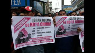 Comerciantes de Gamarra protestaron con quema de ropa china [FOTOS]