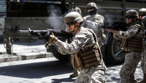 En Chile, Sebastián Piñera declaró el estado de emergencia y sacó a los militares a las calles. (Photo by JAVIER TORRES / AFP).