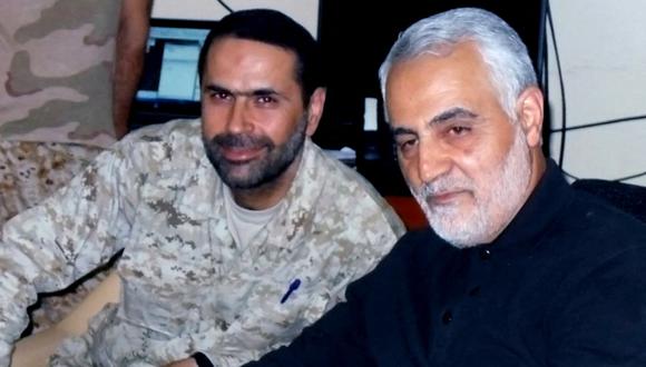 El comandante militar de Hezbolá, Wissam Hassan Tawil, conocido como Jawad (izq.), con el asesinado comandante de la brigada al-Quds de Irán, Qassem Suliemani, en un lugar no revelado. Hezbollah anunció el 8 de enero el asesinato de un "comandante" por primera vez, nombrándolo como Wissam Hassan Tawil. (Foto de la OFICINA DE MEDIOS MILITARES DE HEZBOLLAH / AFP)