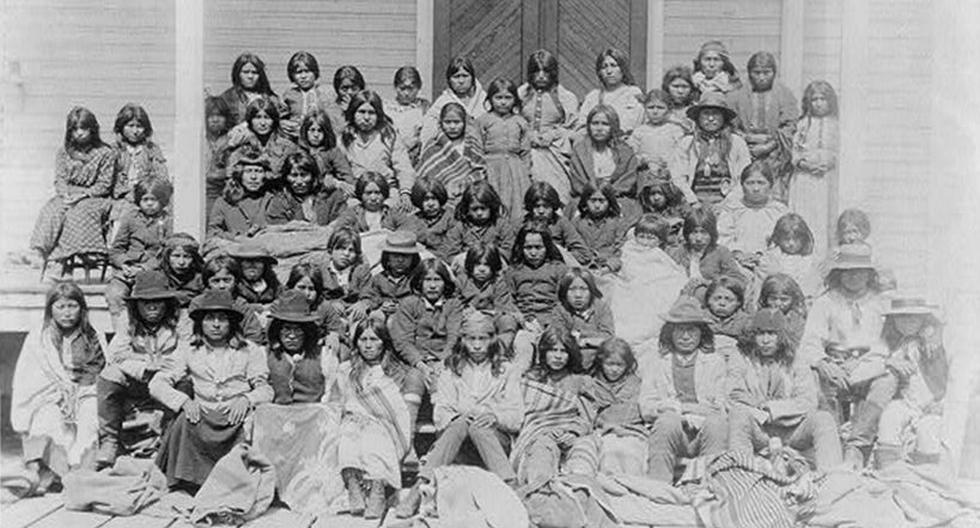 Foto tomada entre 1885 o 1886 que fue extraída del informe de Estados Unidos y que le pertenece a la colección de la Library of Congress Prints and Photographs Division Washington, D.C. Aquí se muestra el Ciricahua Apaches at the Carlisle Indian School.