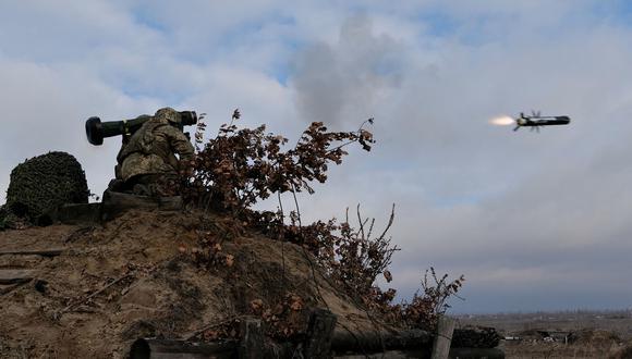 Un soldado ucranio dispara un misil antitanque Javelin durante un entrenamiento el 18 de febrero, días antes de la invasión rusa. (UKRAINIAN JOINT FORCES OPERATION / REUTERS).