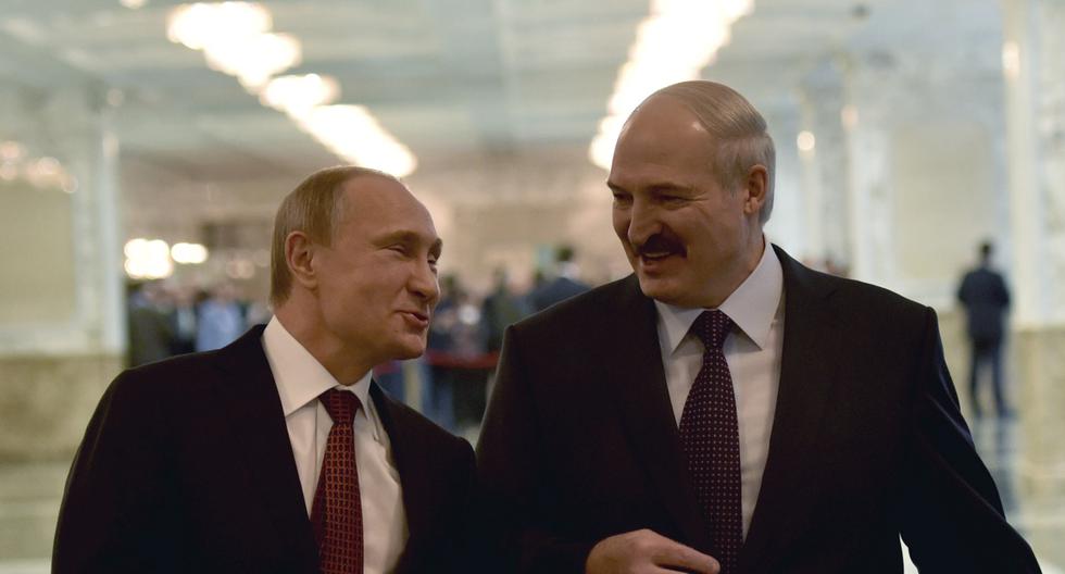 Fotografía del 11 de febrero del 2015. Se ve a los presidentes de Rusia y Bielorrusia, Vladimir Putin y Alexander Lukashenko, sonreír, prueba de sus buenas relaciones. REUTERS