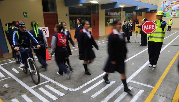 Alumnos de colegios públicos estudiarán 10 horas más por semana