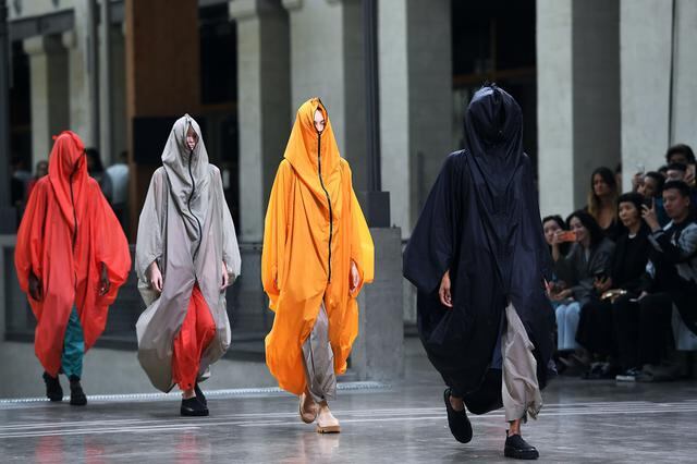 Estos modelos presentaron la creación del diseñador japones Issey Miyake. Los trajes son muy coloridos y se asemejan a los impermeables que se utilizan para las lluvias. (Foto:AFP)