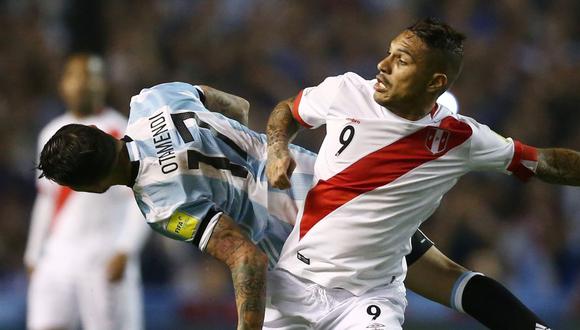 Paolo Guerrero tuvo un duelo aparte con Otamendi. El 'Depredador' tuvo sobre el final la más clara de Perú. (Foto: Agencias).