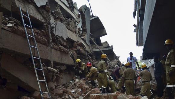 Edificio se derrumba en India y deja 40 obreros atrapados