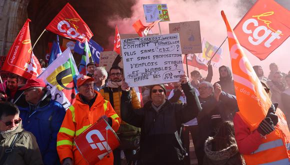 Sindicalistas sostienen pancartas y queman bengalas durante una manifestación en el segundo día de huelgas y protestas a nivel nacional por la reforma de pensiones propuesta por el gobierno, en Mende, sur de Francia, el 31 de enero de 2023. (Foto: Pascal GUYOT / AFP)
