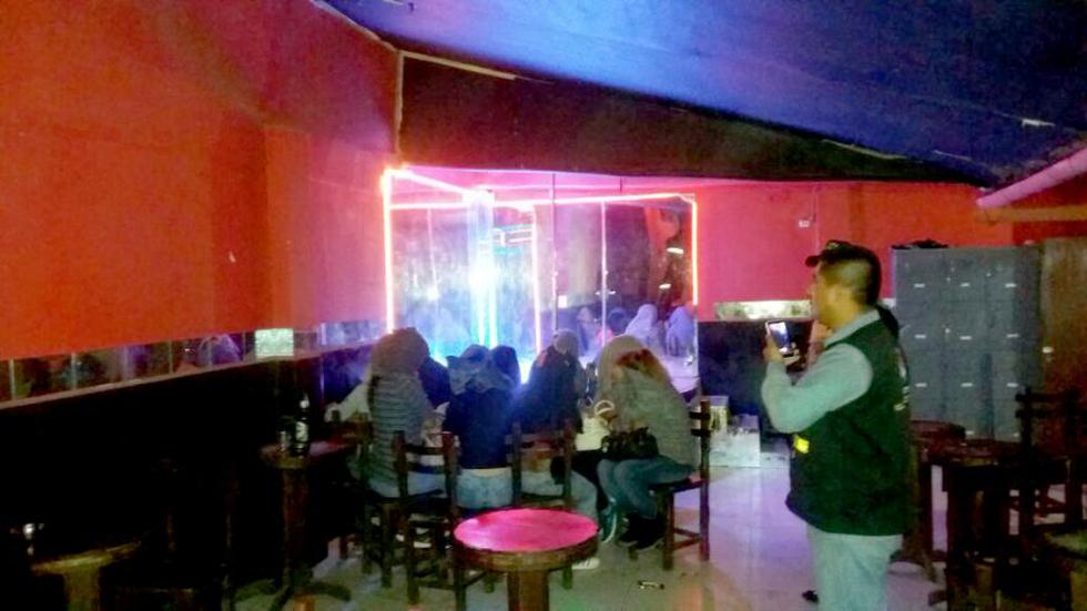 Personal municipal, en coordinaci&oacute;n con la PNP, clausur&oacute; un local nocturno donde se ejerc&iacute;a la prostituci&oacute;n clandestina. (Foto: Villa El Salvador)