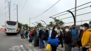 “Viajo con mis amigos”: ciudadanos llegan al Puente Atocongo para abordar buses hacia el sur por feriado largo 