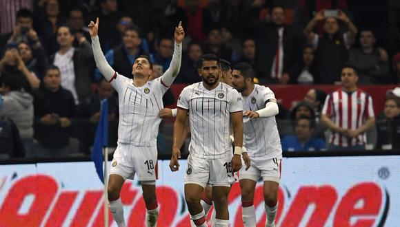 Cruz Azul vs. Chivas: Ronaldo Cisneros y la genial definición para el 1-0 en el Estadio Azteca | Foto: AFP