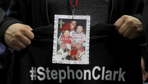 Una persona sostiene una fotografía de Stephon Clark durante su funeral. (Foto: EFE/Jeff Chiu)