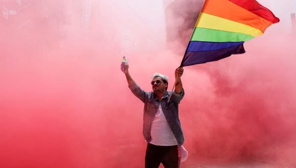 Un manifestante ondea una bandera del arcoíris  en Ciudad de México. (REUTERS/Henry Romero )