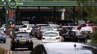 Londres suspende ley de competencia para facilitar el suministro de gasolina