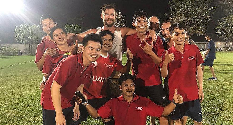 El actor Chris Hemsworth, conocido por dar vida a \'Thor\', pasó apuros al jugar un partido de fútbol en Tailandia. (Foto: @Chrishemsworth)