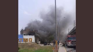 El Agustino: contaminación por humo tras incendio en almacén de oxígeno es elevado, según SAMU
