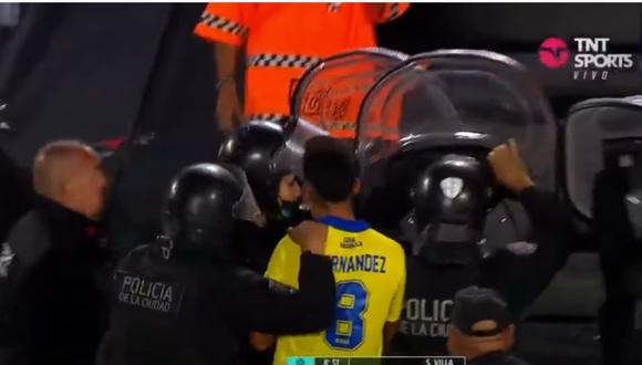 Jugadores de Boca tuvieron que salir con resguardo policial. (Foto: TNT Sports)