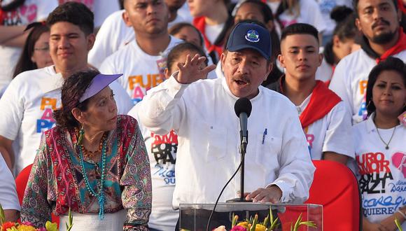 El presidente de Nicaragua, Daniel Ortega, junto con su esposa y vicepresidenta, Rosario Murillo. (Foto: AFP/Marvin Recinos)