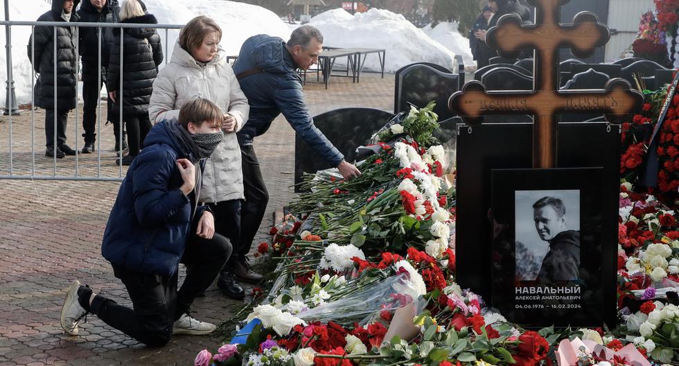 Hundreds of Russians continue to lay flowers at Navalny’s grave