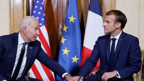 El presidente francés Emmanuel Macron (derecha) y el presidente estadounidense Joe Biden (izquierda). (Foto: Ludovic MARIN / AFP)
